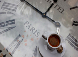 Une tasse de thé sur une horloge